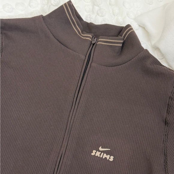 SKIMS NIKE Ribbed Seamless Zip Up Crop Jacket Phoenix Medium BNWT SOLD OUT - Picture 6 of 15